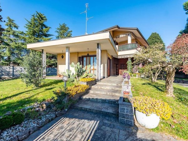 casa indipendente in vendita a Caronno Pertusella