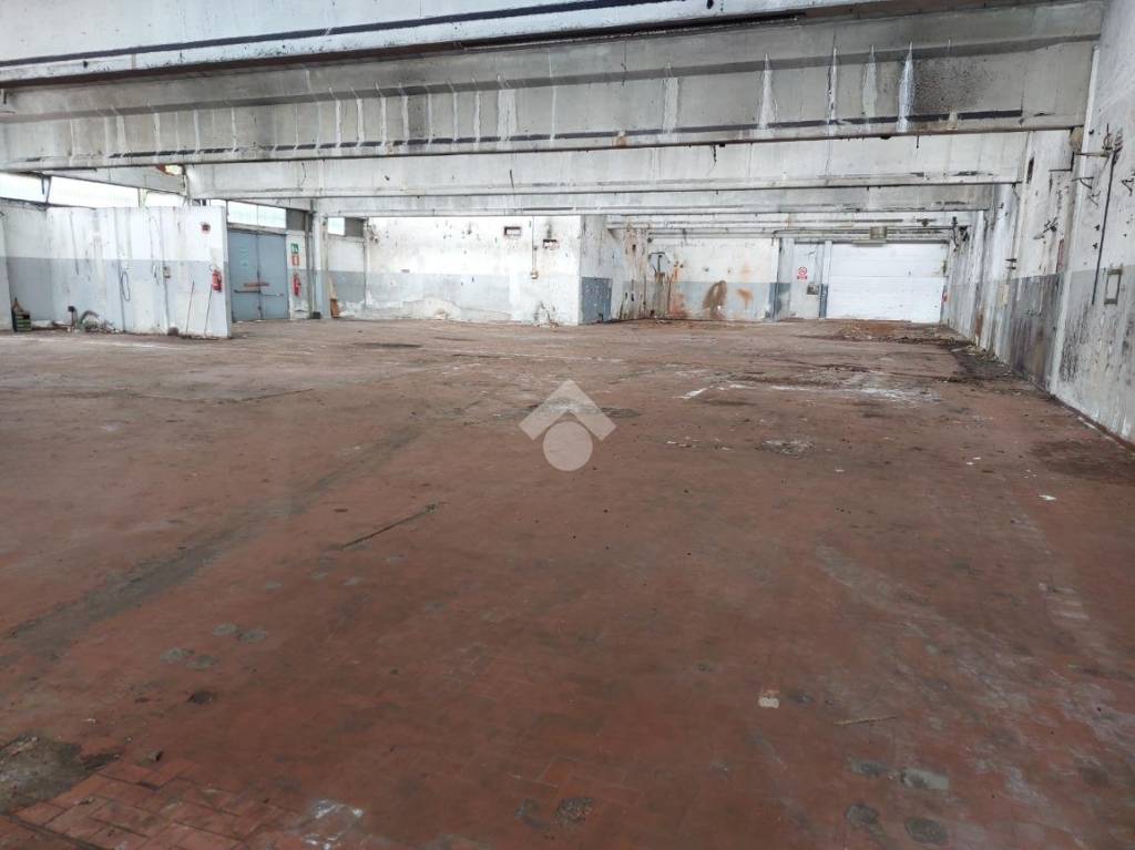 capannone in vendita a Caronno Pertusella