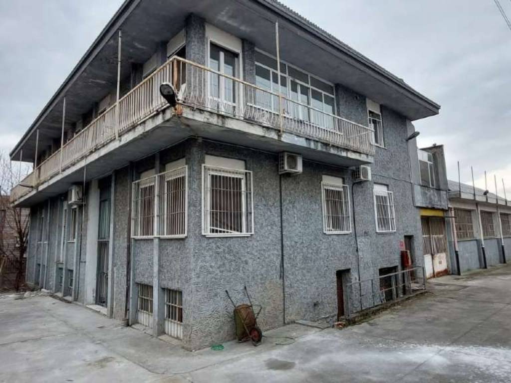 locale commerciale in vendita a Caronno Pertusella