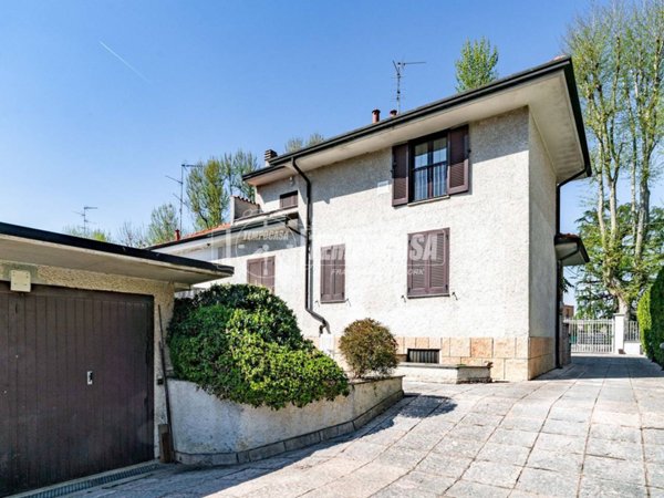 casa indipendente in vendita a Caronno Pertusella