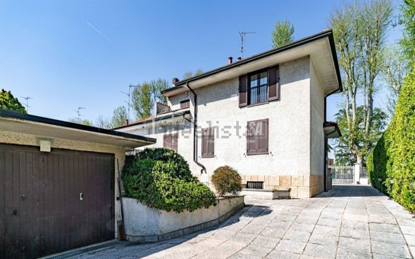 casa indipendente in vendita a Caronno Pertusella