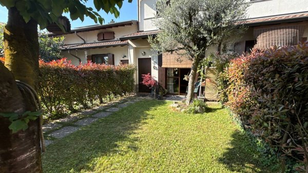 casa indipendente in vendita a Caronno Pertusella