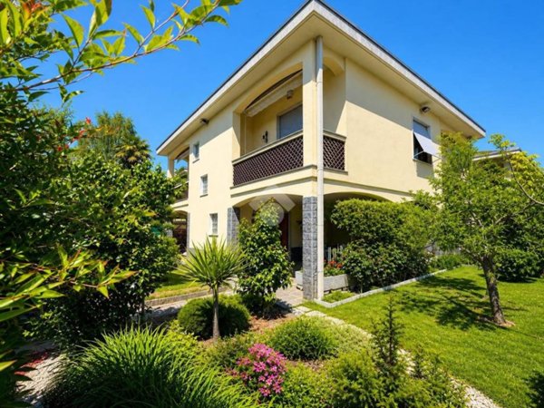 casa indipendente in vendita a Caronno Pertusella