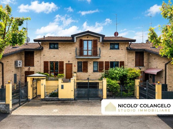 casa indipendente in vendita a Caronno Pertusella