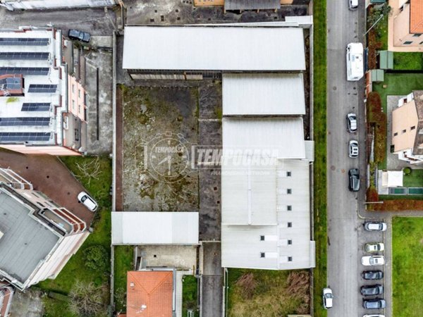 terreno edificabile in vendita a Caronno Pertusella