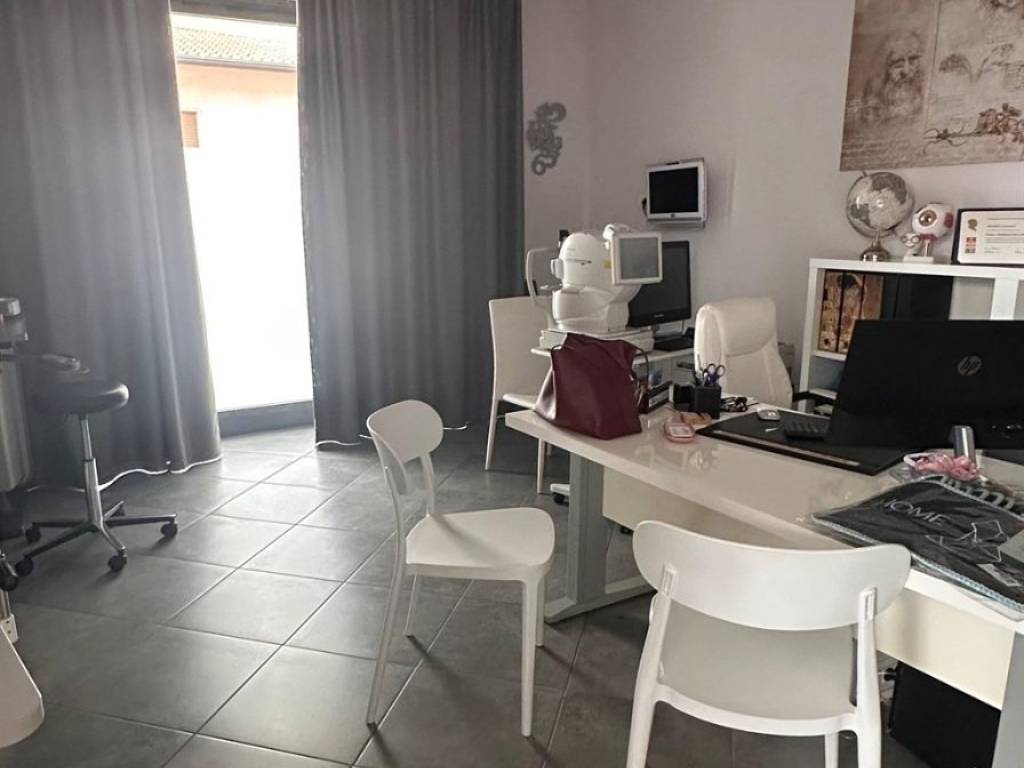 negozio in vendita a Caronno Pertusella