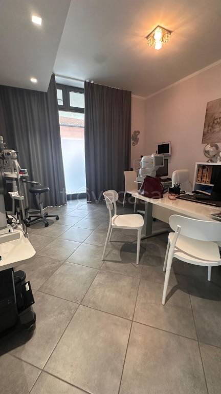 negozio in vendita a Caronno Pertusella