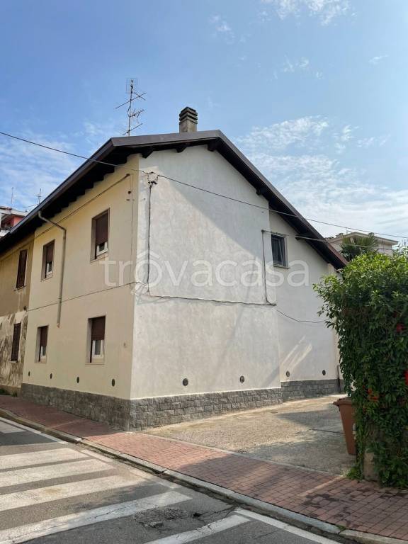 appartamento in vendita a Caronno Pertusella