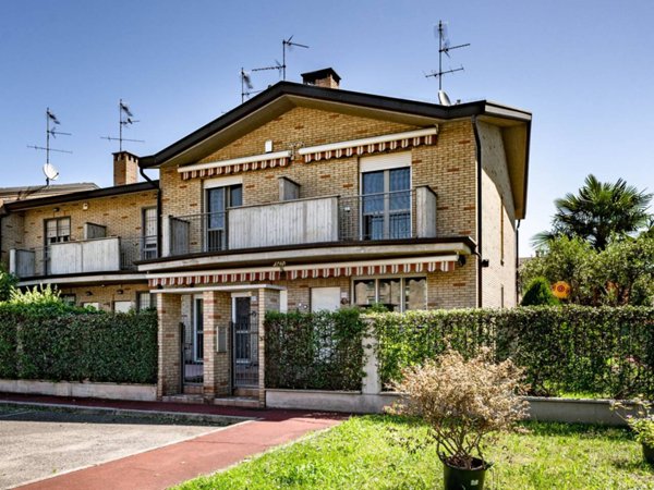 casa indipendente in vendita a Caronno Pertusella