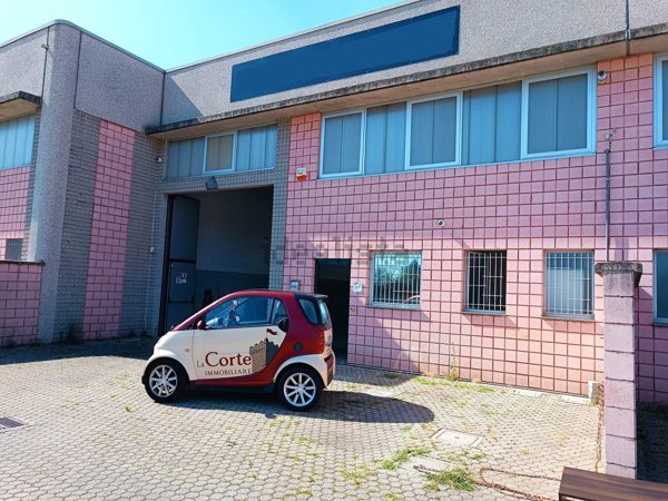 locale commerciale in vendita a Caronno Pertusella