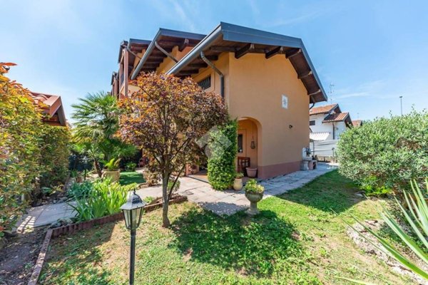 casa indipendente in vendita a Caronno Pertusella