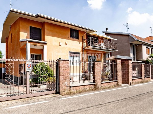 casa indipendente in vendita a Caronno Pertusella
