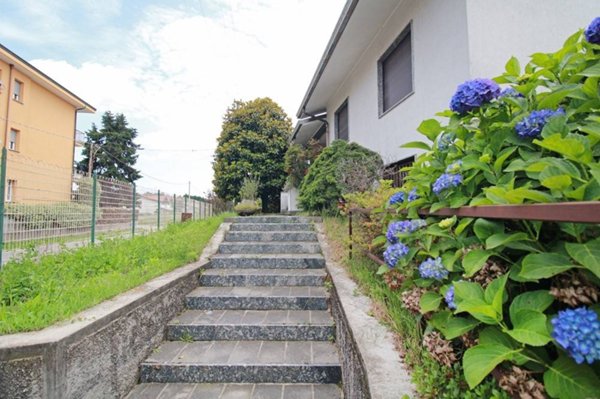 casa indipendente in vendita a Caronno Pertusella