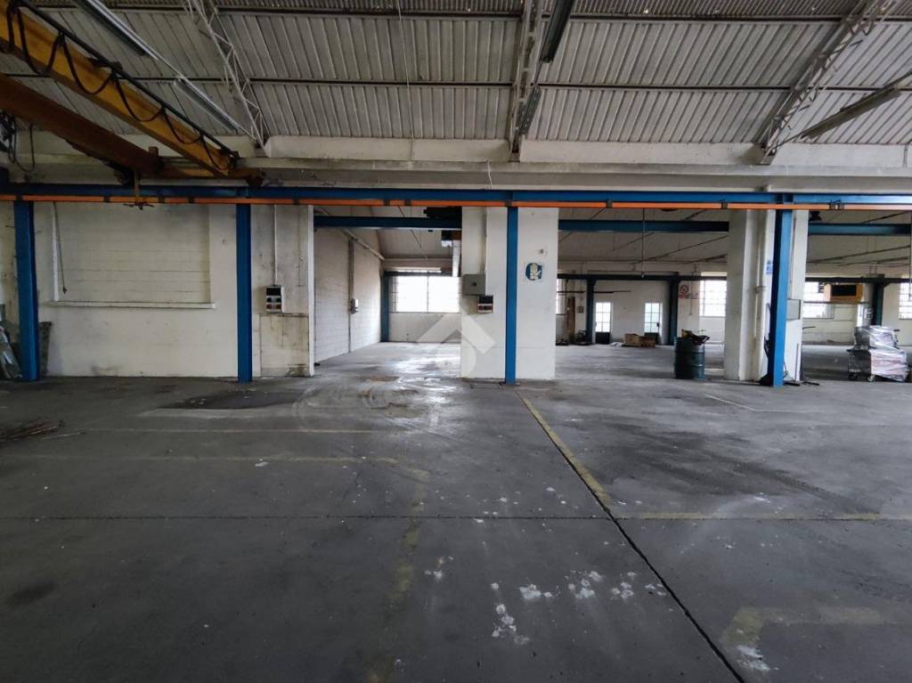 locale commerciale in vendita a Caronno Pertusella
