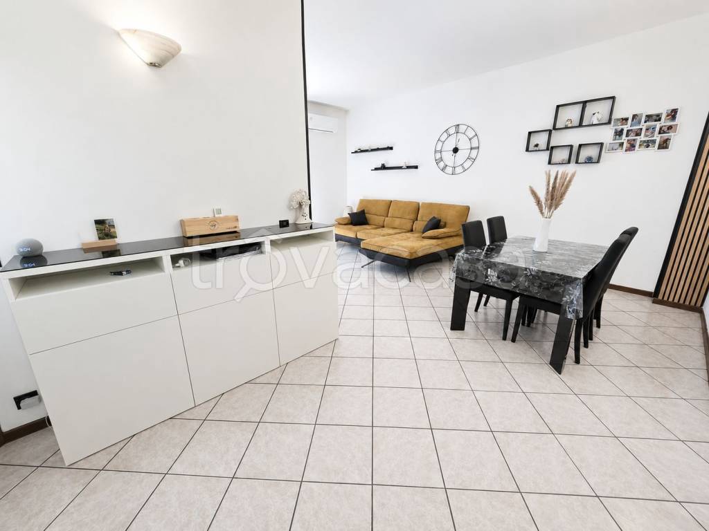 appartamento in vendita a Caronno Pertusella