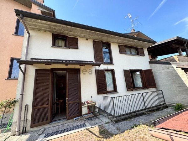 casa indipendente in vendita a Caronno Pertusella