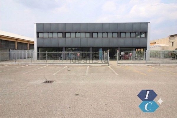 capannone in vendita a Caronno Pertusella