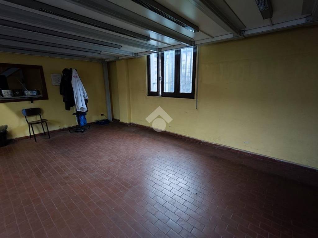 locale commerciale in vendita a Caronno Pertusella