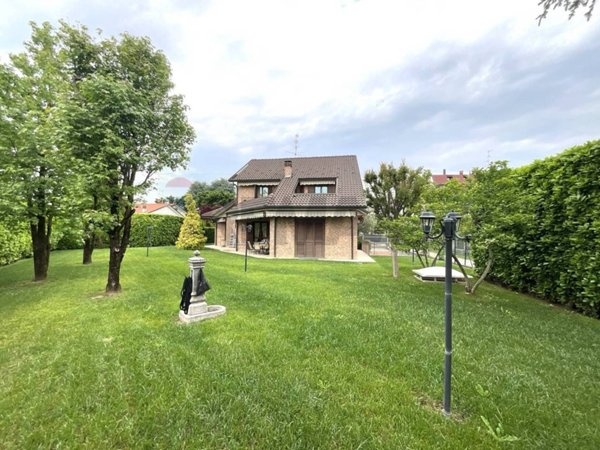 casa indipendente in vendita a Caronno Pertusella