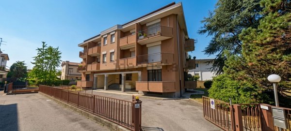 locale commerciale in vendita a Caronno Pertusella