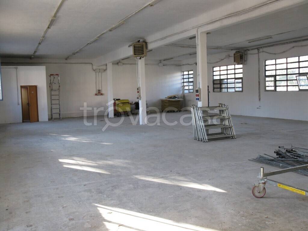 locale commerciale in vendita a Caronno Pertusella