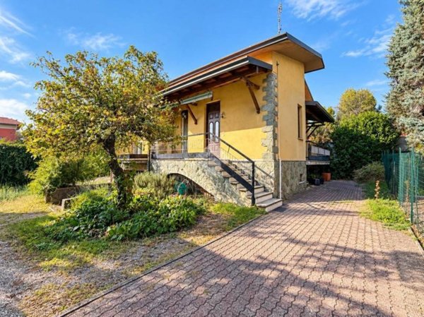 casa indipendente in vendita a Caronno Pertusella