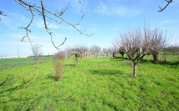 terreno in vendita a Caronno Pertusella