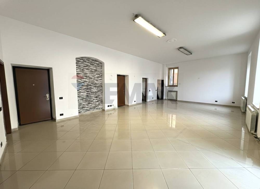 locale commerciale in vendita a Caronno Pertusella