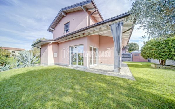 casa indipendente in vendita a Caronno Varesino