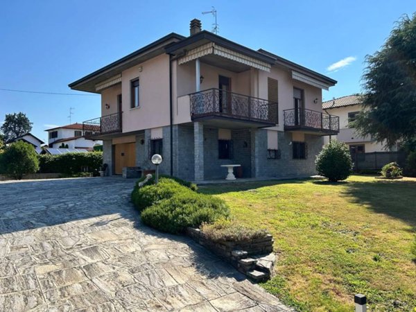 casa indipendente in vendita a Caronno Varesino