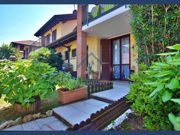 casa indipendente in vendita a Caronno Varesino