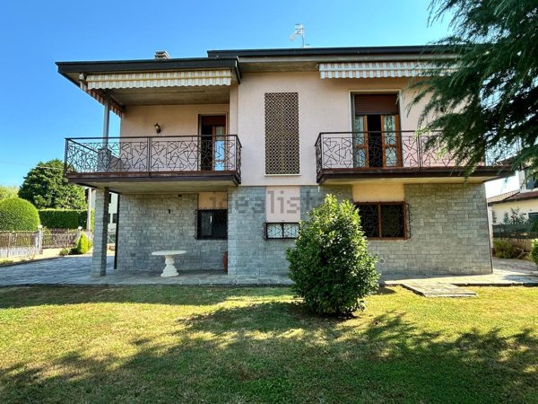 casa indipendente in vendita a Caronno Varesino