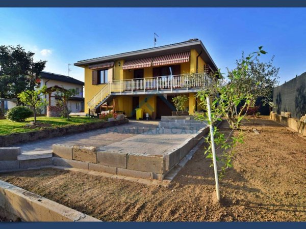 casa indipendente in vendita a Caronno Varesino