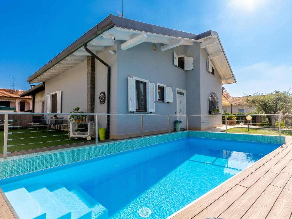 casa indipendente in vendita a Caronno Varesino in zona Palani