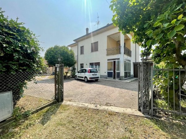 casa indipendente in vendita a Casale Litta in zona Villadosia