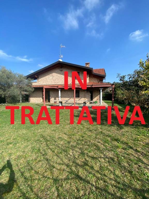 casa indipendente in vendita a Casale Litta in zona Bernate