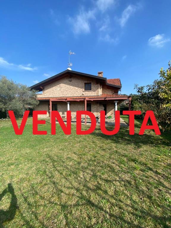 casa indipendente in vendita a Casale Litta in zona Bernate