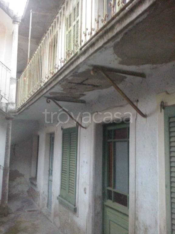 appartamento in vendita a Casalzuigno in zona Arcumeggia