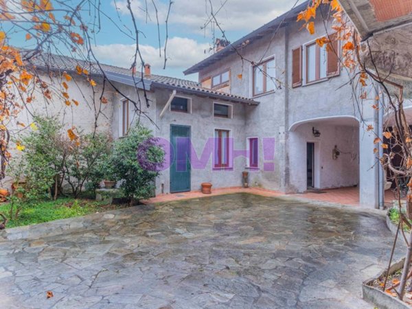 casa indipendente in vendita a Casalzuigno