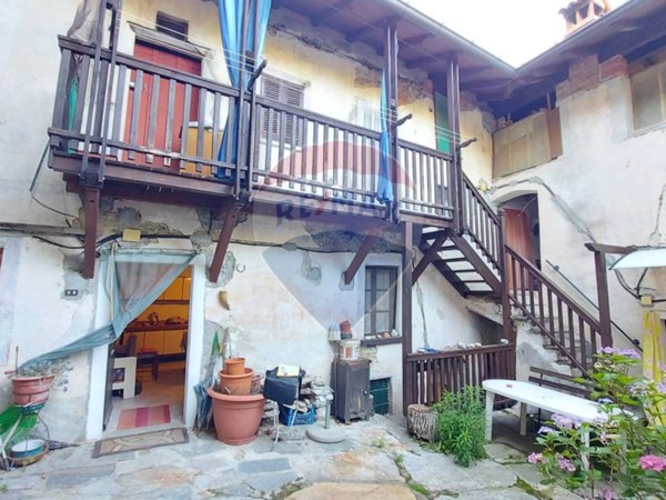 casa indipendente in vendita a Casalzuigno