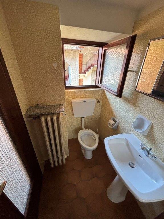 appartamento in vendita a Casalzuigno in zona Arcumeggia