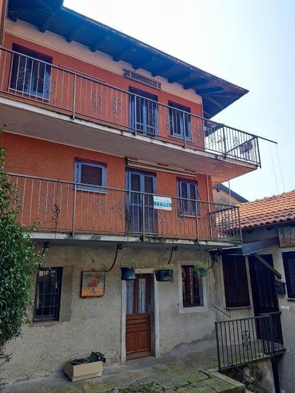 intera palazzina in vendita a Casalzuigno in zona Arcumeggia