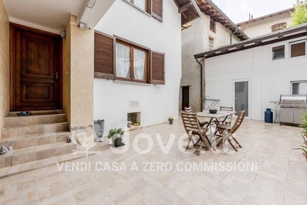 casa indipendente in vendita a Casalzuigno