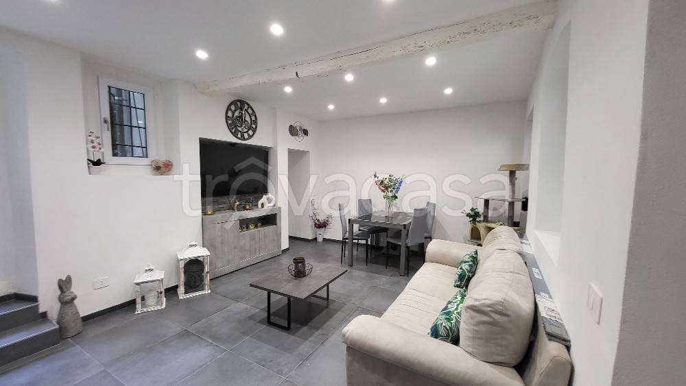 casa indipendente in vendita a Casalzuigno