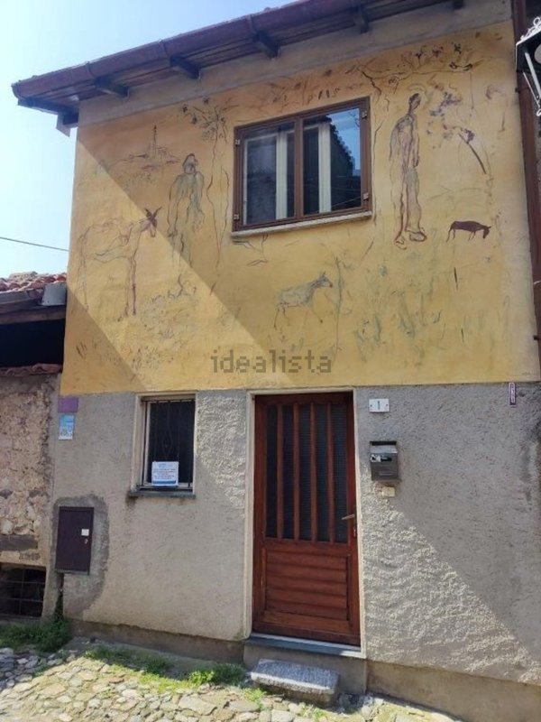 appartamento in vendita a Casalzuigno in zona Arcumeggia
