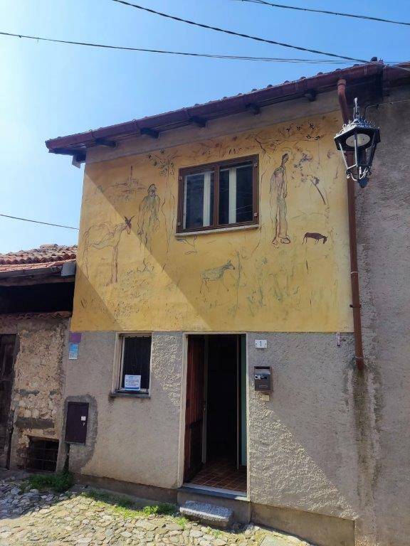 casa indipendente in vendita a Casalzuigno in zona Arcumeggia