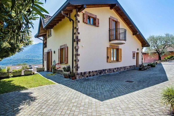 casa indipendente in vendita a Casalzuigno