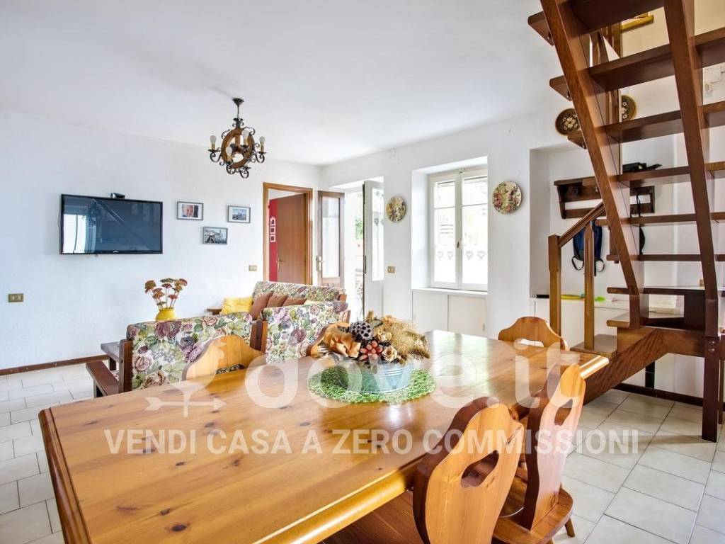 appartamento in vendita a Casalzuigno in zona Arcumeggia