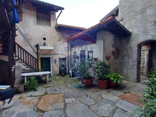 casa indipendente in vendita a Casalzuigno