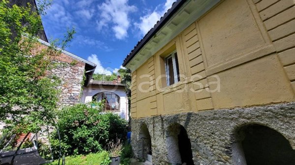 casa indipendente in vendita a Casalzuigno